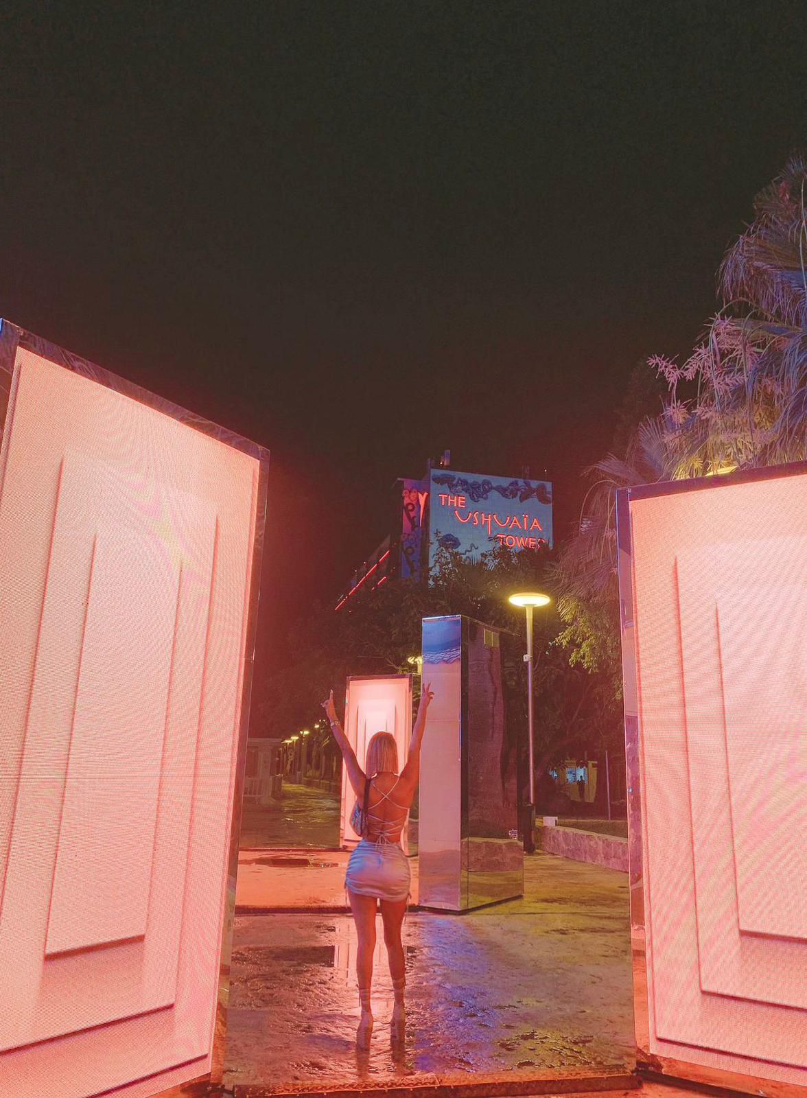 Escort - NICOLE - Ibiza Tops